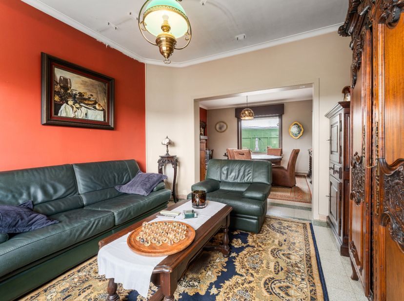 Bent u op zoek naar een gezellige woning?<br />
Dan is deze woning in Ardooie zeker een bezoek waard!<br />
Op het gelijkvloers beschikt de woning ove