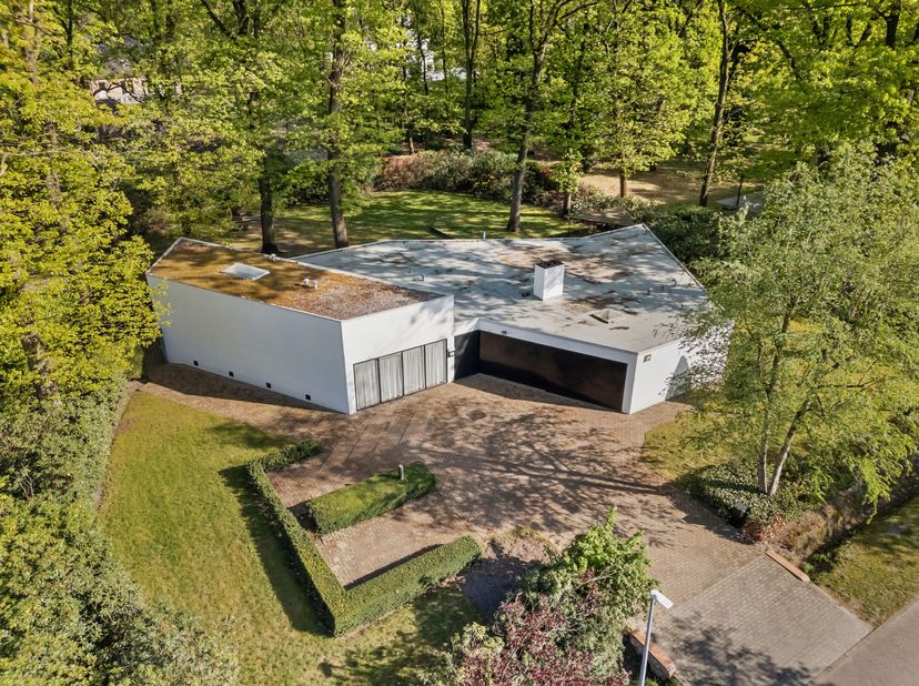 In een rustige, doodlopende straat in het gegeerde Oud-Turnhout bevindt zich deze uitzonderlijke modernistische laagbouwvilla, ontworpen door architec