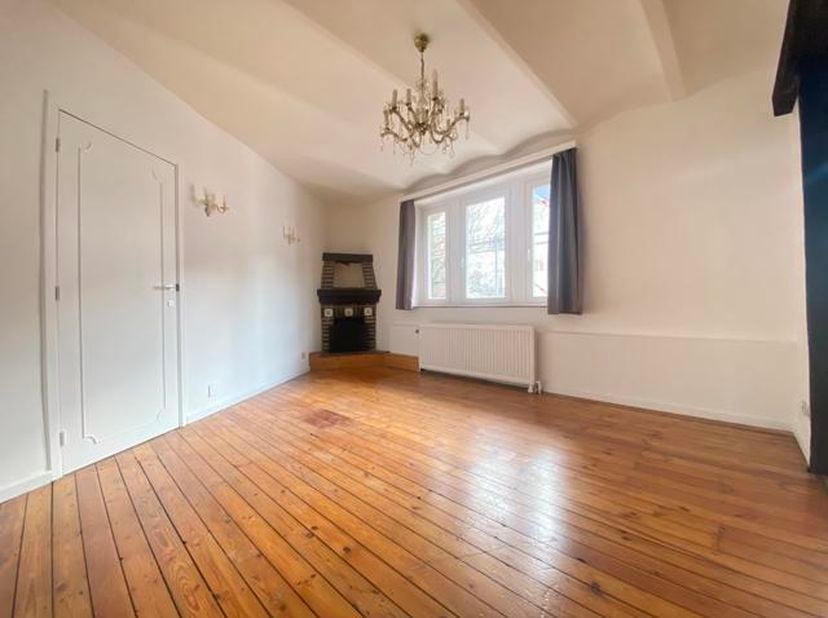 Saint-Gilles, idéalement situé entre Ma Campagne et la place du Chatelain, nous vous proposons ce bel appartement situé au 1er étage d'une Maison de M
