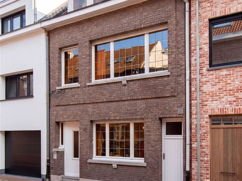 HEMIKSEM | CHARMANTE (OP TE FRISSEN) RIJWONING MET DRIE À VIER SLAAPKAMERS EN PRACHTIGE TUIN | EPC D <br />
Indeling als volgt: gelijkvloers: inkomha
