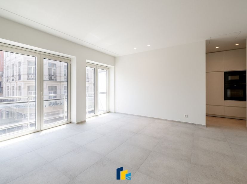 Deze volledig gerenoveerde omgekeerde duplex combineert hedendaags wooncomfort en duurzame technieken met een absolute topligging in het hart van Blan