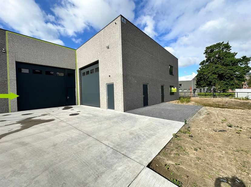 Nieuwbouw magazijn te huur 180m² te Sint-Gillis-bij-Dendermonde (Unit 9). In een recent ontwikkeld en verzorgd magazijnenpark bieden wij deze nieuwbou