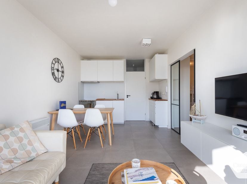 Dit moderne appartement bevindt zich vlakbij de bruisende winkelstraat en de Zeedijk van Nieuwpoort-Bad.<br />
Het appartement onderging een renovatie