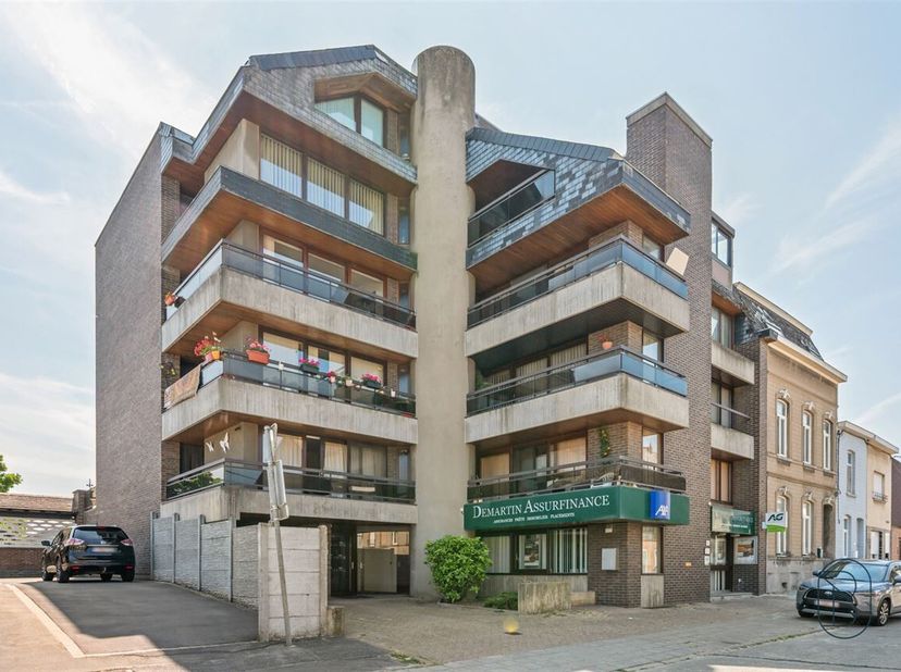 Ruim appartement met twee slaapkamers op de 3e verdieping van een flatgebouw met lift, ideaal ontworpen om comfort en functionaliteit te bieden.<br />