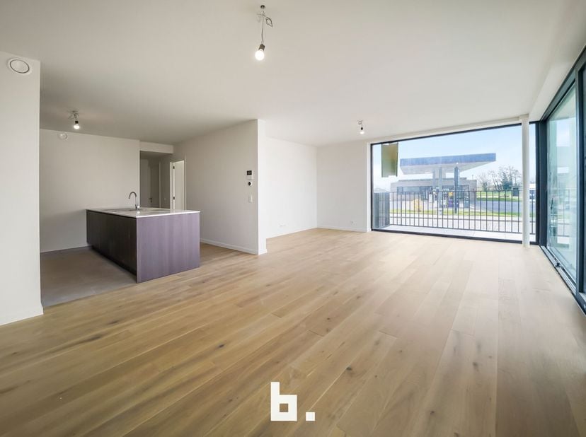Dit prachtige volledig geschilderd hoekappartement in Oudenburg, gelegen op de eerste verdieping, beschikt over een ruim terras. Het biedt twee slaapk