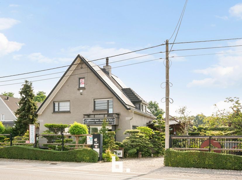 Bezoekdag 1 aug op afspraak!<br />
<br />
Ontdek deze parel in Kuurne. Deze ruime villa met ruime oprit en garage heeft veel mogelijkheden. Momenteel