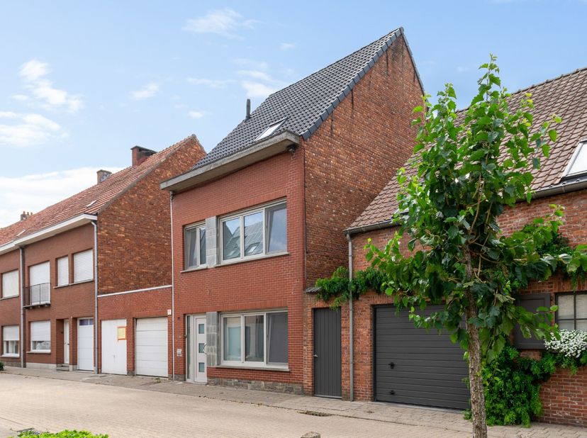 Deze instapklare gerenoveerde gezinswoning is gelegen in een rustig straatje nabij het centrum van Stabroek. Winkels, scholen en openbaar vervoer bevi