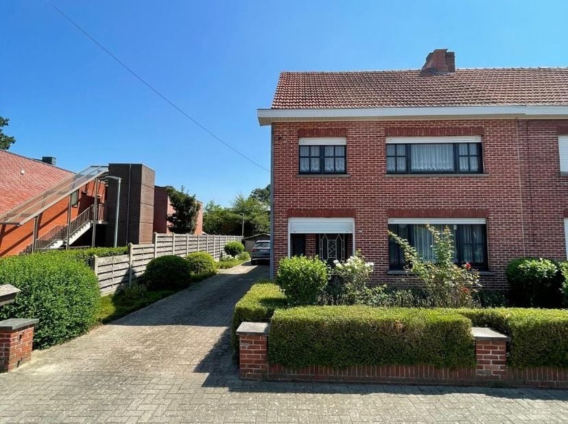 Bent u op zoek naar een verzorgde gezinswoning met een degelijke constructie, een uitstekende onderhoudsstaat en alle mogelijkheden om ze naar uw eige