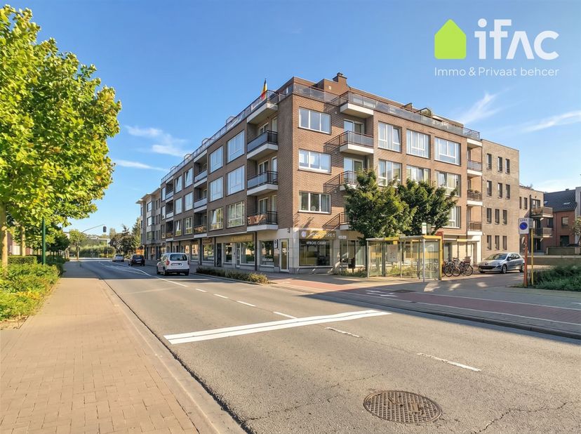 Leuk gelegen penthouse-appartement met 2 slaapkamers, ruim terras en dubbele garage nabij het centrum van Hoeilaart.<br />
<br />
Het appartement be