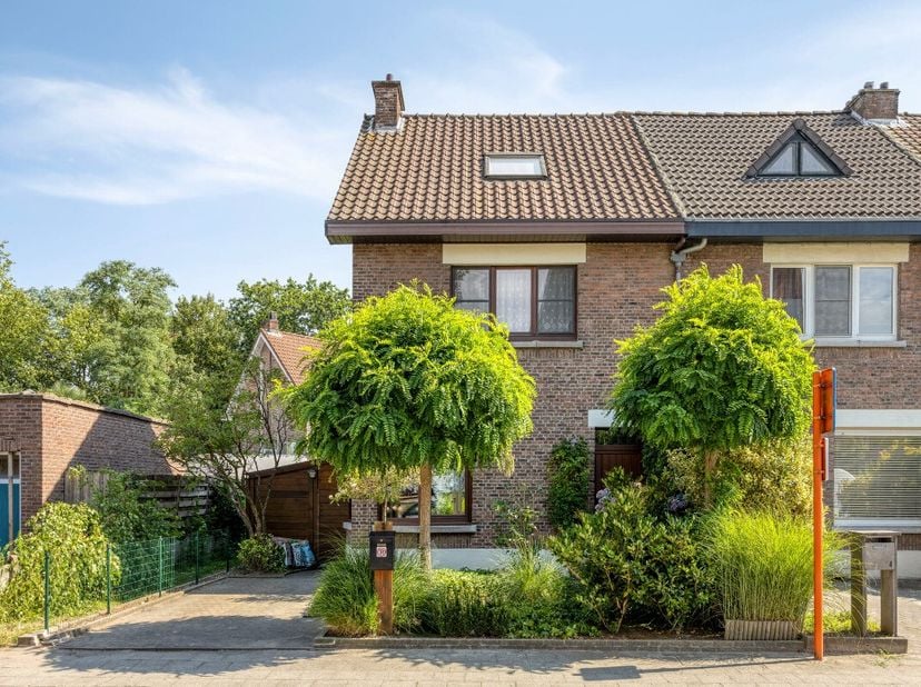 Charmante halfopen bebouwing in Boom, gelegen in een groene en residentiële omgeving nabij scholen, openbaar vervoer en park. Deze ruime woning combin