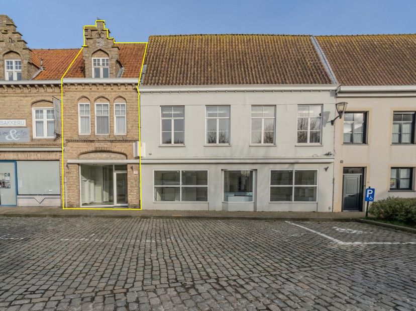 Local commercial offrant de nombreuses possibilités situé sur le marché de Lo.<br />
Ce bien est situé en plein centre de Lo et est aménagé comme suit