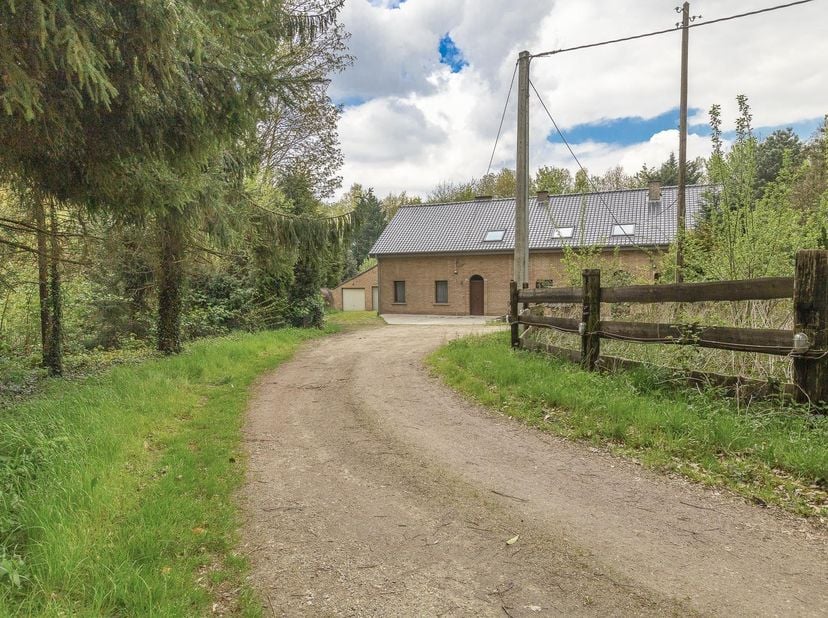 Deze dubbelwoonst met 5 slaapkamers in Dilbeek bevindt zich op een ruim perceel van 62a34 en biedt een unieke combinatie van ruimte, privacy en veelzi