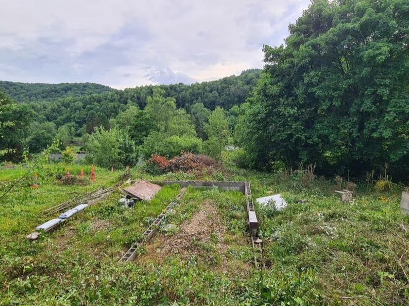 À vendre : terrain de loisirs Chemin de Snéviot 53, Poupehan, Bouillon<br />
<br />
Superficie : 528 m² | Prix demandé : 32.000 €<br />
<br />
Terrain