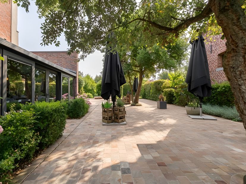 In de onmiddellijke nabijheid van het centrum van Ath heeft dit elegante herenhuis, gelegen op een terrein van meer dan 20 are, een volledige renovati