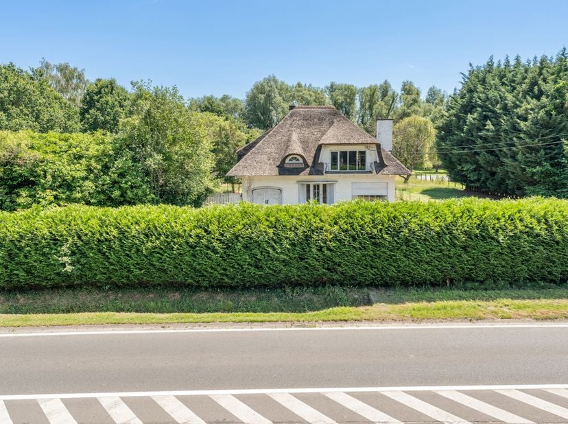 Ligging:<br />
Deze karaktervolle woning is gelegen op een uitzonderlijk perceel van maar liefst 4.186 m². Dankzij de centrale ligging bevinden winkel