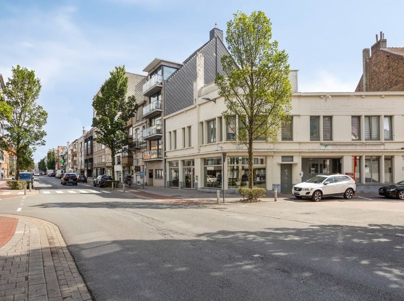 Exclusief Art Deco gebouw te Oostende&amp;nbsp;op slechts 900 meter van het strand en met 503 m² aan bruikbare oppervlakte. Het dak werd volledig geïsolee