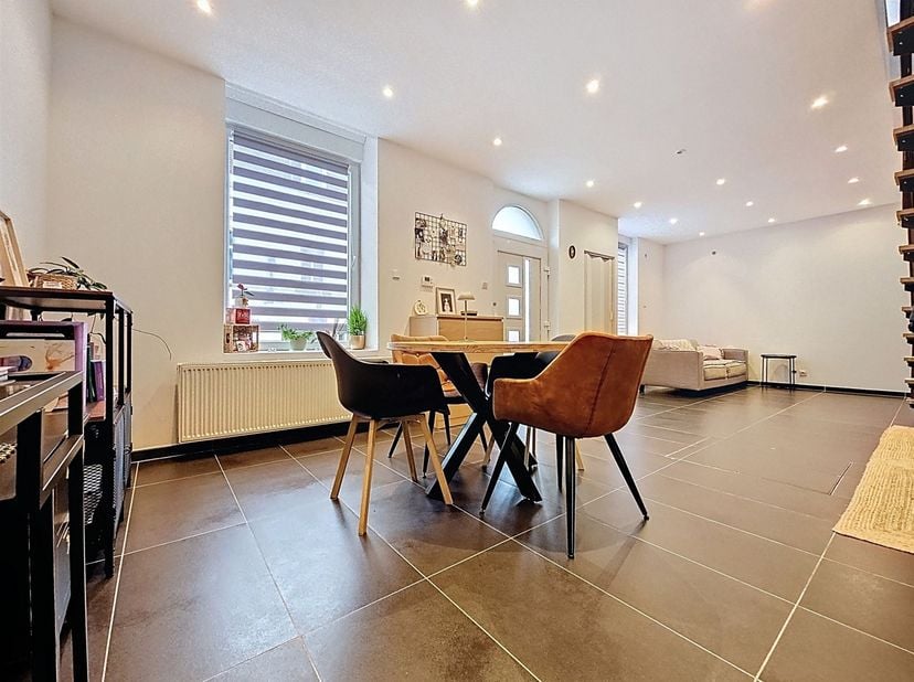 Prix: Offre à partir de 195.000 euros, frais d'agence non inclus et à charge de l'acquéreur.<br />
<br />
Chouette maison habitable rapidement et co