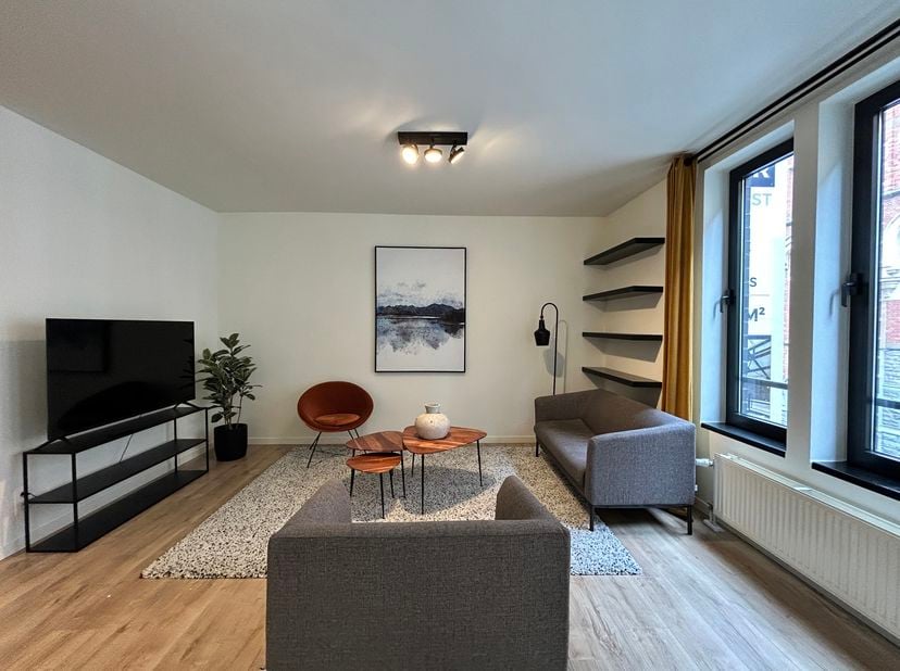 BRUXELLES, au coeur de la ville, à deux pas du quartier du sablon, à proximité des transports en communs et des commerces. Cet APPARTEMENT (2ch/1sdb)