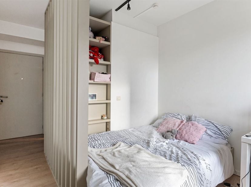 Moderne studentenkamer (16m²) met privé badkamer op toplocatie in hartje Antwerpen<br />
Ligging:<br />
Deze instapklare studentenkamer bevindt zich i