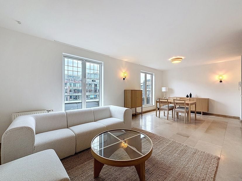 Appartement meublé de 87 m² situé au centre du quartier européen. Il comprend un hall d'entrée, des toilettes séparées, une salle de bain, un salon av