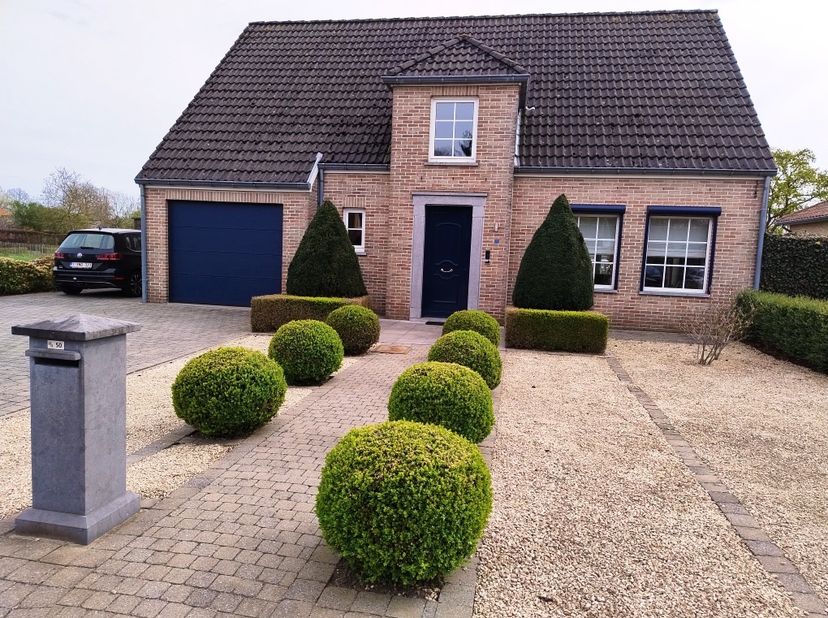 Deze uitstekend onderhouden, ruime villa combineert comfort, ruimte en een prachtige ligging. Met een bewoonbare oppervlakte van 181 m² biedt deze won