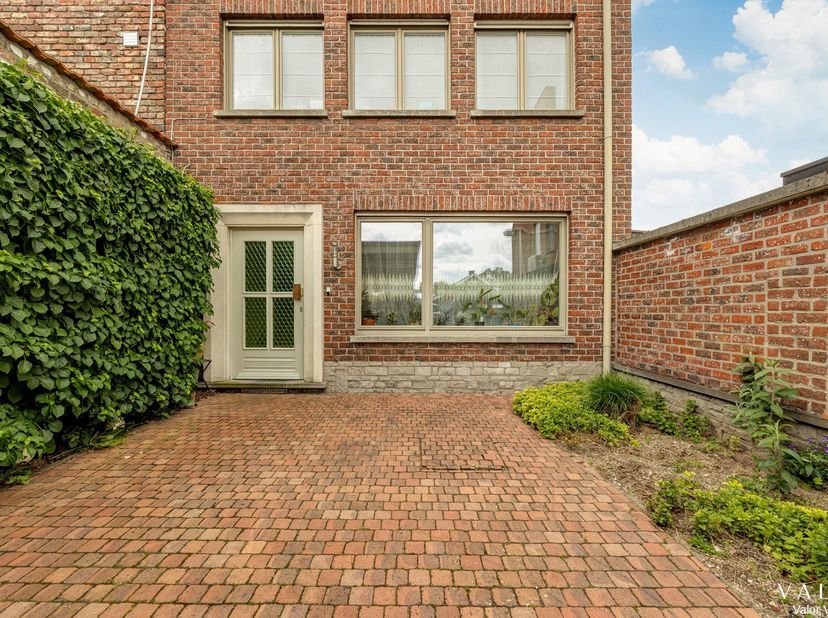 <br />
- VERKOCHT compromis in opmaak -<br />
Charmante dorpswoning met garage, koer in Vosselare (Deinze)<br />
Op een centrale en vlot bereikbare lo