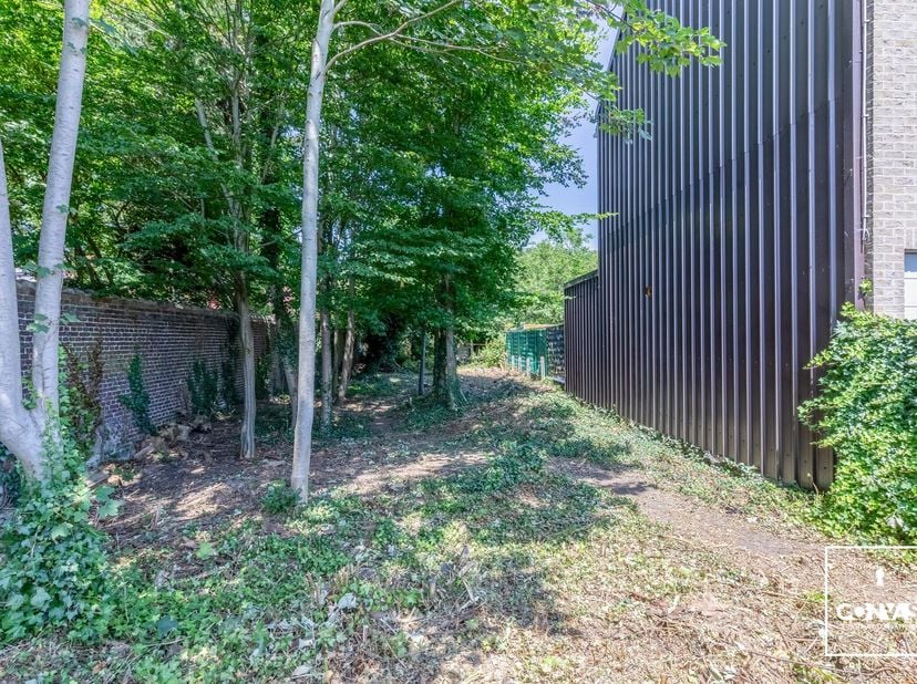 De bouwgrond (kavel2) is gelegen in een rustige woonwijk te Wondelgem in de nabijheid van verschillende uitvalswegen zoals de R4 en N9. In de buurt vi