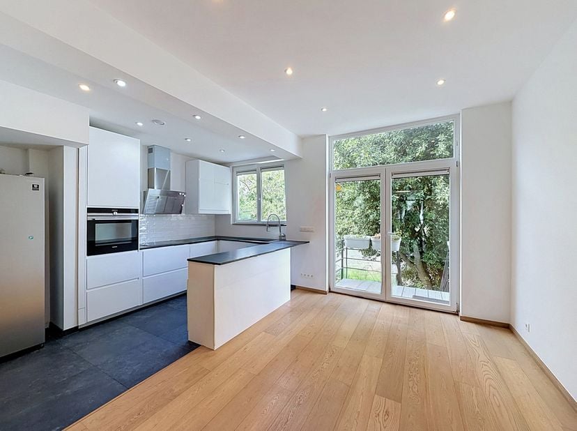 Entre Hankar et Delta, à proximité du campus de l’ULB et du Cimetière d’Ixelles, au RDC et sous rez d'une maison de Maître, superbe souplex 2 chambres