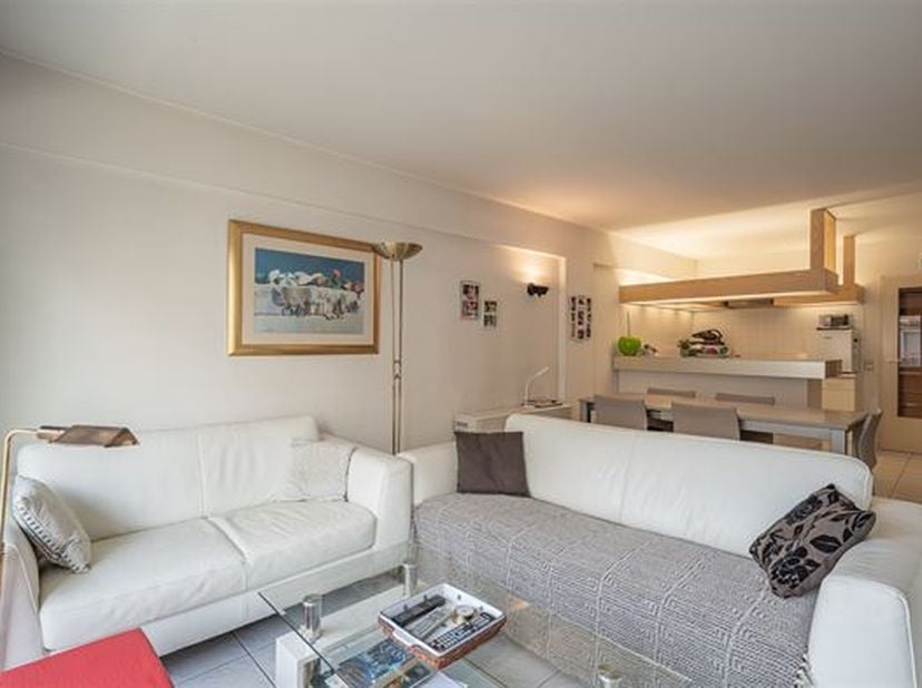 Te koop: lichtrijk appartement met lateraal zeezicht in residentie Square<br />
<br />
Ontdek dit instapklare appartement op de vierde verdieping van
