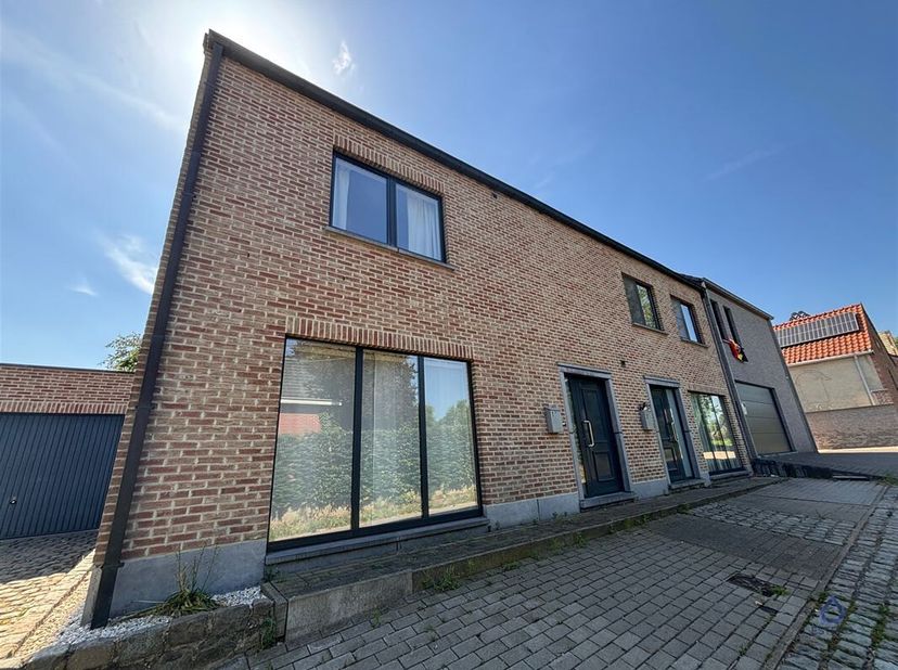 Bent u op zoek naar een rustig gelegen woning met garage en staanplaats? Deze aangename woning in Oordegem bevindt zich in een doodlopende straat en b