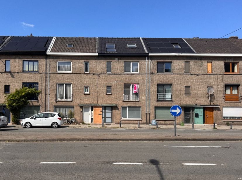 Een prachtige kans om een volledig uitgerust&amp;nbsp;huis te verwerven aan de Drongensesteenweg in Gent. Dit ruime pand biedt maar liefst vier slaapkamer