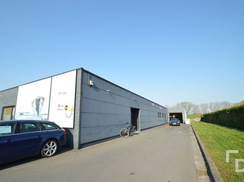 De opslagruimte is gelegen langs een invalsweg van Ieper en vlotte verbinding naar A19 en is onderdeel van een KMO complex.<br />
De ruimte bevat +/-