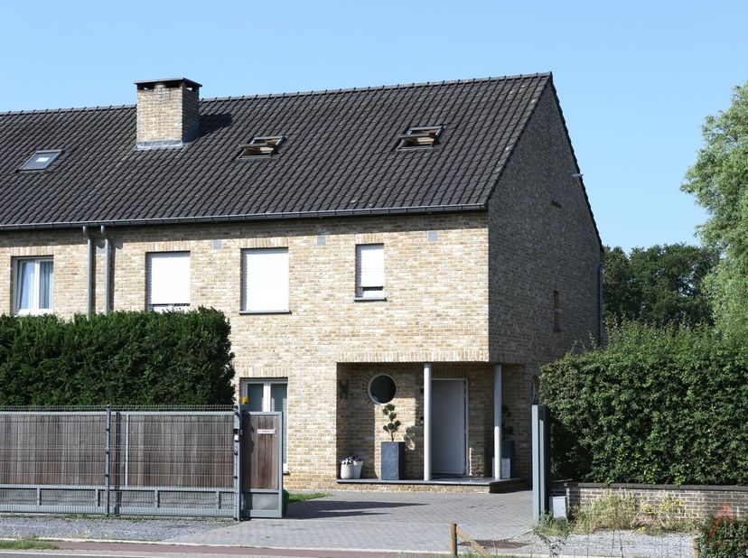Uitzonderlijk ruime halfopen bebouwing met 4 slaapkamers, 2 badkamers, volledig onderkelderd en uitbreidingsmogelijkheden op zolderverdiep.<br />
Inst