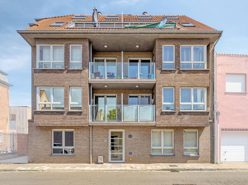 In residentie "Oost-Eindeken" bevindt zich dit instapklaar appartement (77m² bewoonbare oppervlakte, EPC 181, conforme elektrische keuring, lift aanwe