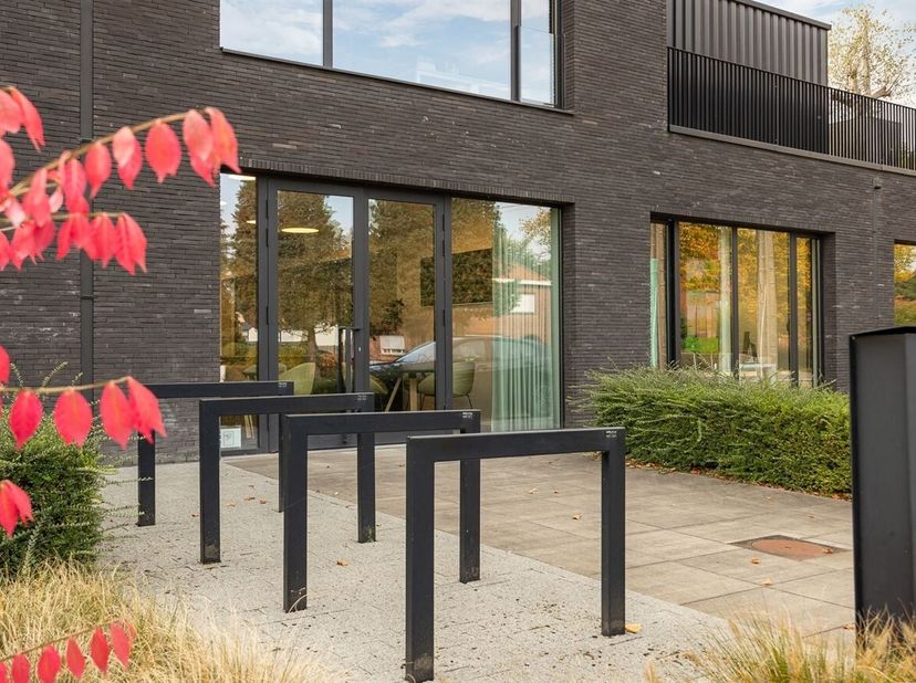 Modern bedrijfspand De Regio  Instapklaar en Futureproof<br />
Locatie: Oosterwijk, langs de Olenseweg tussen Herentals en Aarschot, meer dan 20.000 v