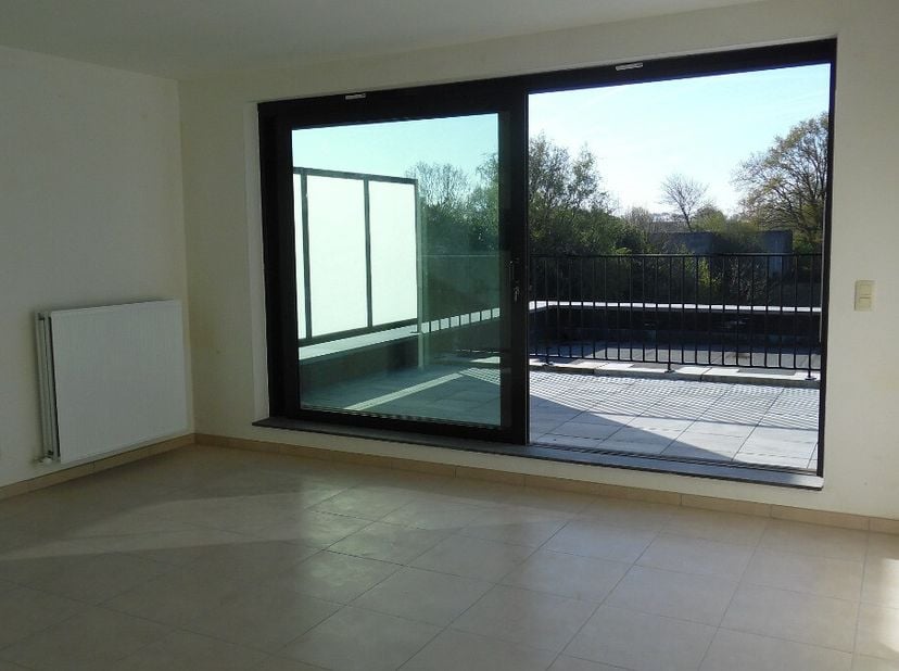 Gezellig 1-slaapkamerappartement te huur in Geel:Indeling: Inkomhal, woonkamer, keuken, slaapkamer, badkamer, terras, autostaanplaats, kelderberging,