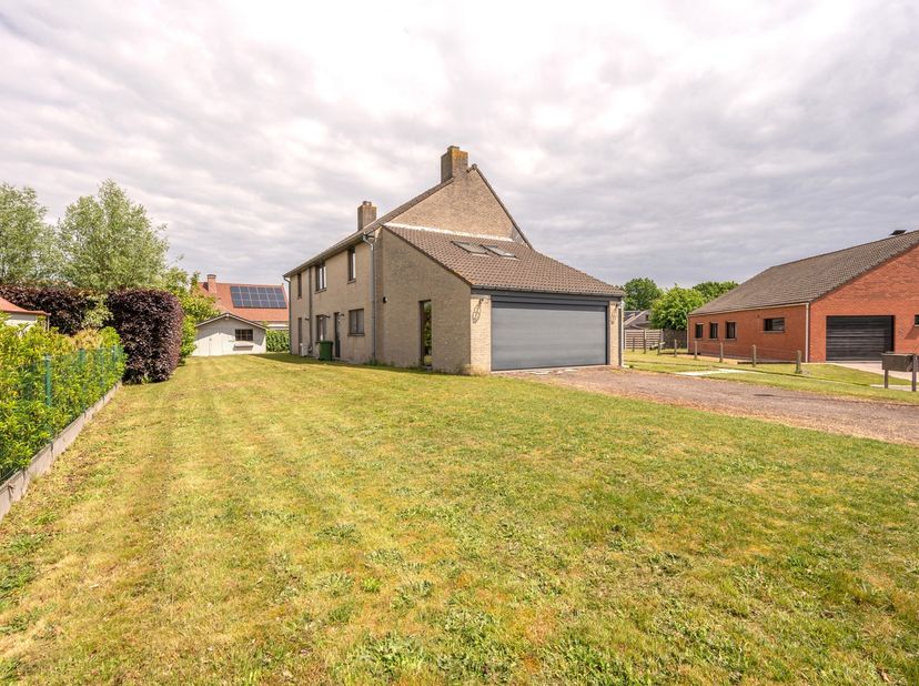 Ontdek deze uitzonderlijk ruime en lichtrijke villa, gelegen in een rustige en residentiële omgeving in Sint-Kruis. Met een indrukwekkende bewoonbare