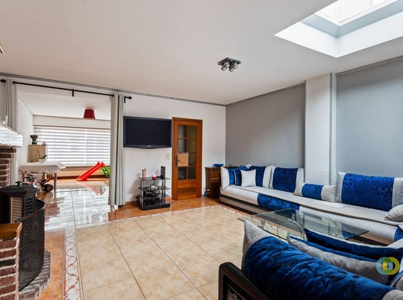 Gelegen te Grimbergen vind u deze woning met een bewoonbare oppervlakte van 136 m², op wandelafstand van winkels, scholen en openbaar vervoer en met e