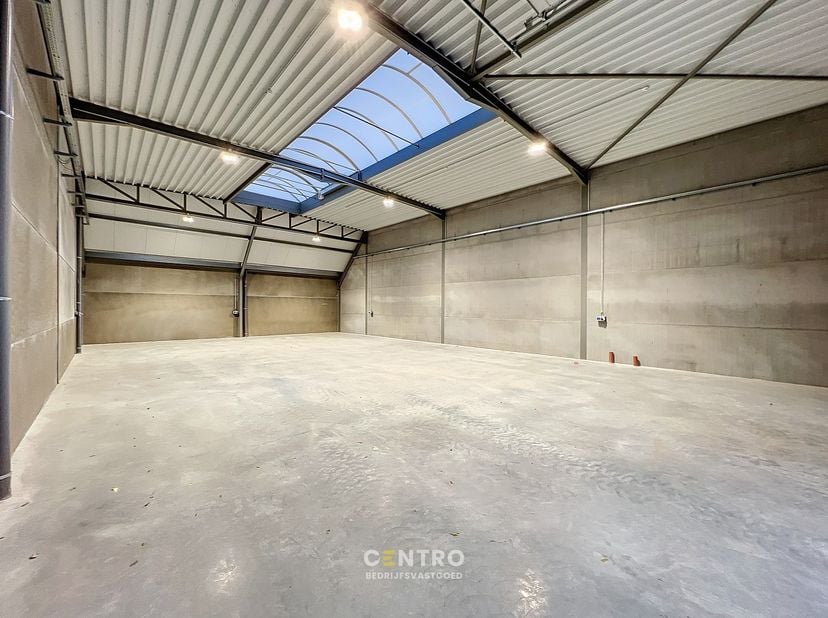 Benaderende bruto-AFMETINGEN:&amp;nbsp;<br />
b: 12,00m x&amp;nbsp; d: 21,66m<br />
Inclusief 2 private parkeerplaatsen!<br />
<br />
AFWERKING: <br />
-&amp;nbsp