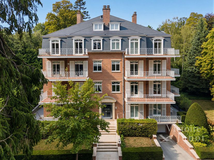 Victoire Junot a le plaisir de vous présenter en exclusivité ce magnifique appartement 3 façades, idéalement situé, au cur du très recherché quartier