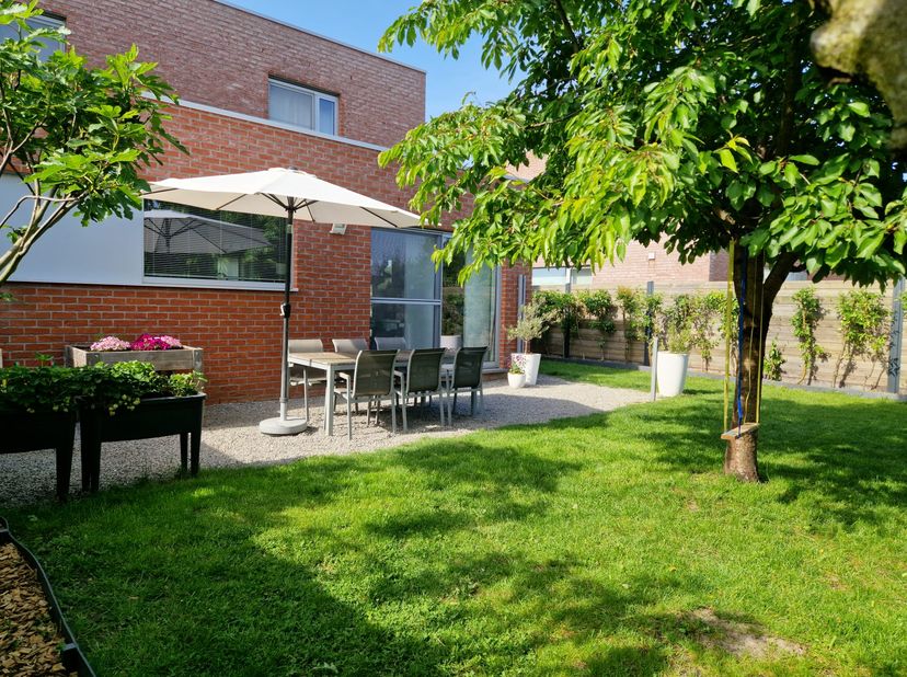 Instapklare energiezuinige gezinswoning (2014) met zonnige tuin<br />
<br />
Wonen in alle rust, in een doodlopende straat waar kinderen nog veilig bu