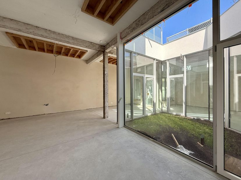 Maison à patio dans l'ancienne Maison de Jeunes OHK :<br />
- Au rez-de-chaussée et +1<br />
- Patio (13m2) au RdC<br />
- terrasse privée (22m2) au +