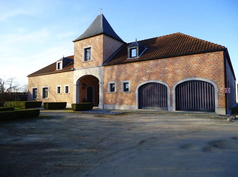 Unieke kasteelhoeve met loods in KMO-zone op ±4 hectare voor ondernemers en/of paardenliefhebbers<br />
<br />
Bent u een paardenliefhebber die droomt