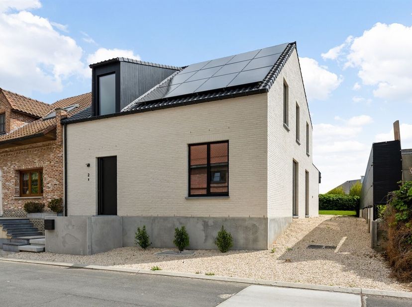 Volledig instapklare moderne halfopen bebouwing in de Herderstraat te Sint-Truiden met 3 slaapkamers, extra polyvalente ruimte, tuin en terras. Deze v