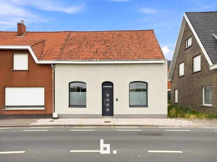 Op zoek naar een woning waar u zonder zorgen uw intrek kunt nemen? Dan is deze kwalitatief gerenoveerde halfopen bebouwing op een perceel van 592 m² p