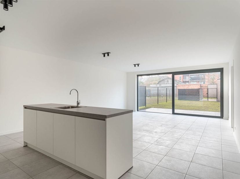 Welkom in Residentie Mosa, een kwalitatieve residentie op een bijzonder gegeerde locatie in Hasselt. Vlak bij het bruisende stadscentrum, met een vlot