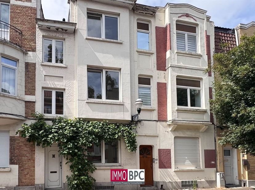 Située dans un quartier calme et agréable de Jette, cette charmante maison offre une superficie habitable d’environ 136 m² répartie sur trois niveaux.