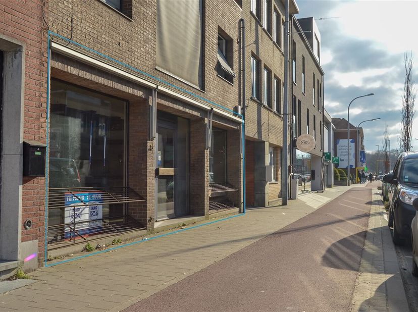 Centraal gelegen en polyvalente handelsruimte van 124 m² met een zeer ruime garage.<br />
Bij het binnenkomen merkt men direct het voordeel van de gro