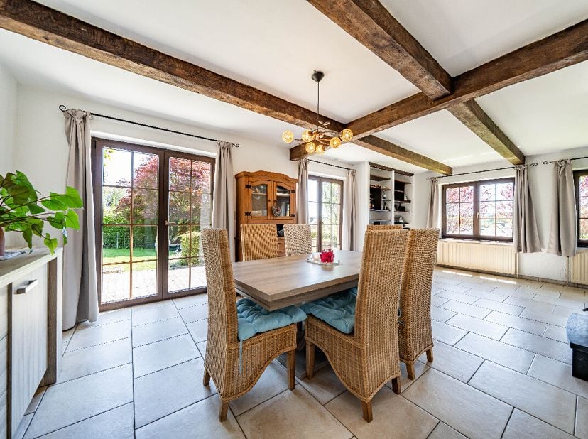 Makelaarskantoor ERA B-LUX presenteert u deze prachtige, ruime en lichte vrijstaande woning in Vesqueville, een charmant dorpje in de gemeente Saint-H