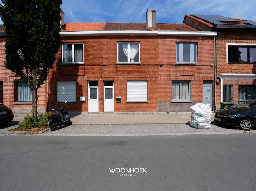 Op een centrale ligging nabij het centrum van Oostakker en Gent bevindt zich deze op te frissen gezinswoning met drie slaapkamers en een ruime, zonnig